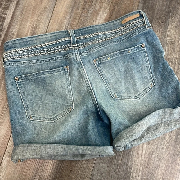 ANTHROPOLOGIE Pilcro Embroidered Stet Denim Shorts size 28 - Picture 8 of 11